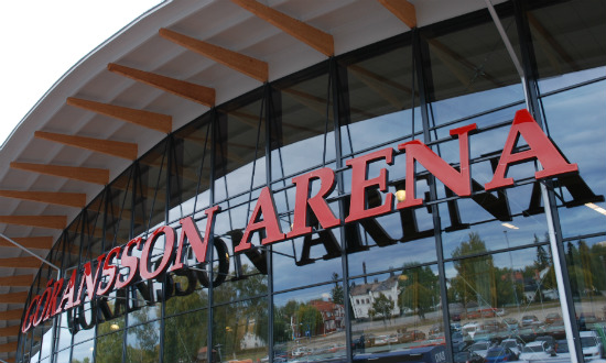 Glasfasad på framsidan av Göransson arena. På fasaden står texten Göransson Arena